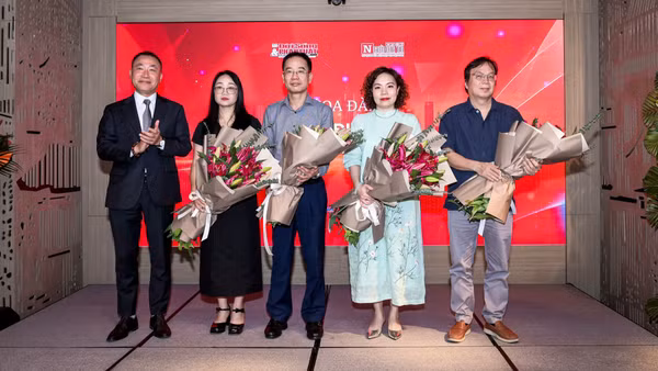Ông Phạm Quốc Huy - Tổng Biên tập Tạp chí Đời sống và Pháp luật tặng hoa cho các diễn giả tại tọa đàm. (Ảnh: TRỌNG TÙNG)