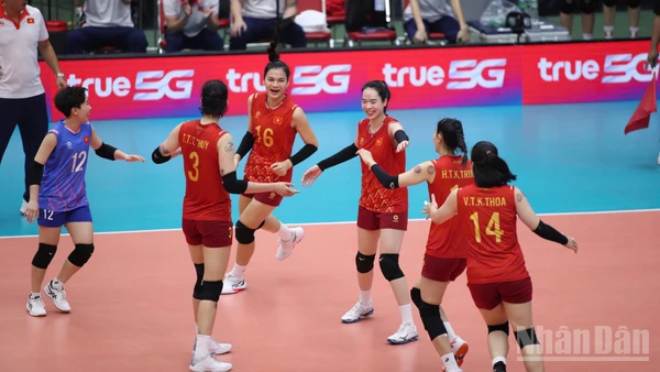 Các cô gái Việt Nam nhận Huy chương Bạc sau khi thua sát nút Thái Lan 2-3. (Ảnh: HOÀNG MINH)