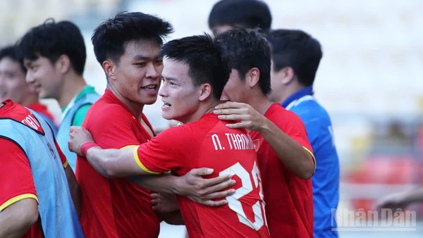 Thanh Nhàn ăn mừng cùng các đồng đội sau chiến thắng kịch tính. (Ảnh: HOÀNG MINH)