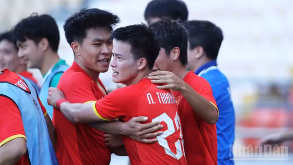 Thanh Nhàn ăn mừng cùng các đồng đội sau chiến thắng kịch tính. (Ảnh: HOÀNG MINH)