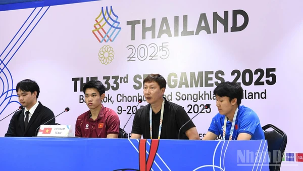 Huấn luyện viên Kim Sang Sik và cầu thủ Nguyễn Đình Bắc tại buổi họp báo sau trận đấu chiều 15/12. (Ảnh: XUÂN SƠN)