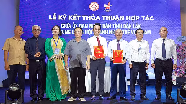 Đại diện tỉnh Đắk Lắk, Hội Doanh nhân trẻ Việt Nam và các bên liên quan tại chương trình ký kết thỏa thuận hợp tác.