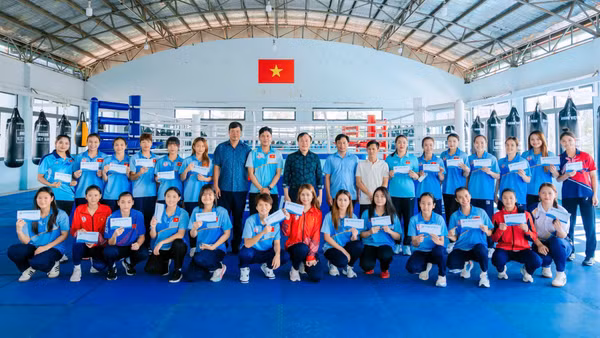 Lãnh đạo Liên đoàn Quyền anh Việt Nam (VBF) trực tiếp xuống thăm hỏi, động viên các võ sĩ trẻ tại Trung tâm Huấn luyện Thể thao Quốc gia.