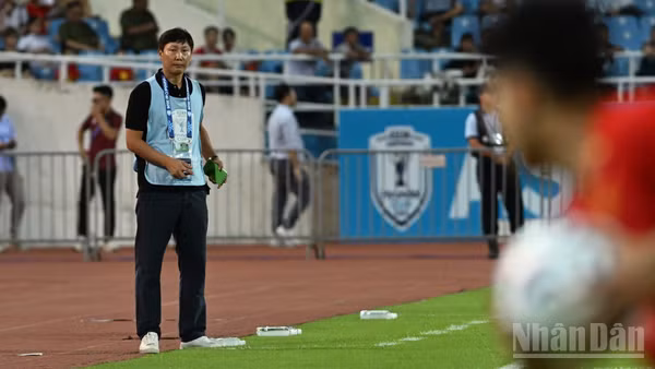 Huấn luyện viên Kim Sang Sik quan sát các học trò từ ngoài sân. (Ảnh: TRẦN HẢI)