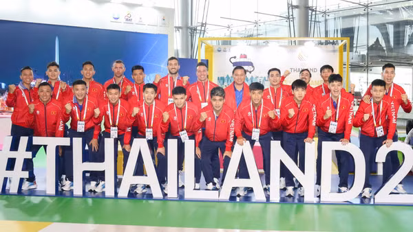 Ban huấn luyện và các cầu thủ tuyển futsal Việt Nam sẵn sàng cho hành trình SEA Games 33. (Ảnh: VFF)