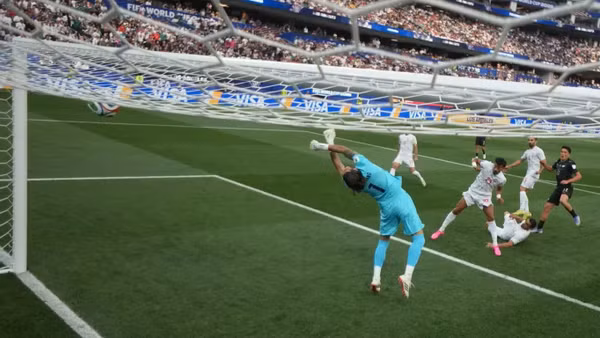 Tuyển thủ Iran sút tung lưới của New Zealand. (Ảnh: FIFA)