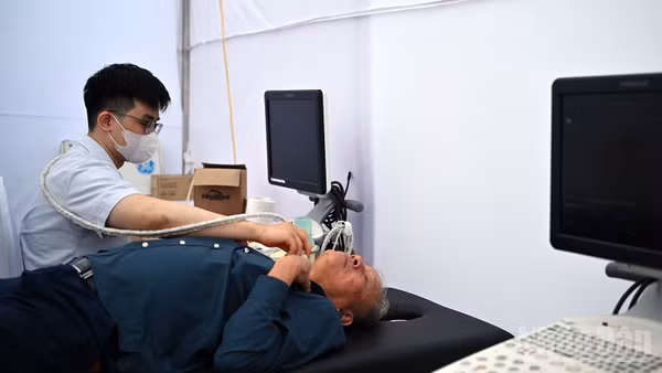 Các y, bác sĩ của Hội Thầy thuốc trẻ Việt Nam khám sàng lọc miễn phí cho người dân Thủ đô trong một sự kiện cuối năm 2025. 