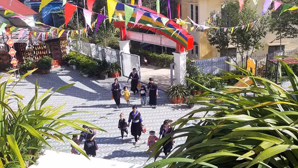 Phụ huynh học sinh đưa con em tới Trường mầm non Kim Nọi (xã Mù Cang Chải, tỉnh Lào Cai).