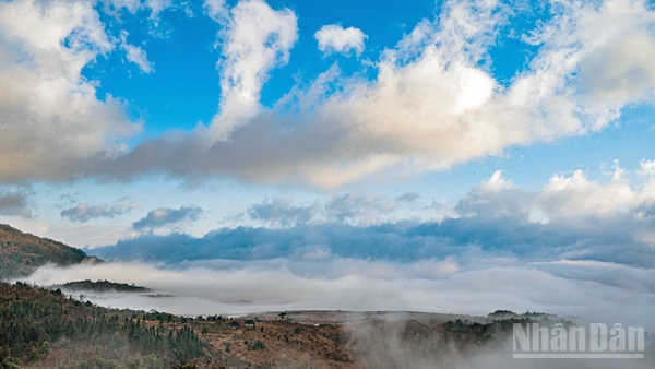 Khung cảnh đầy mê hoặc của biển mây Y Tý những ngày này.