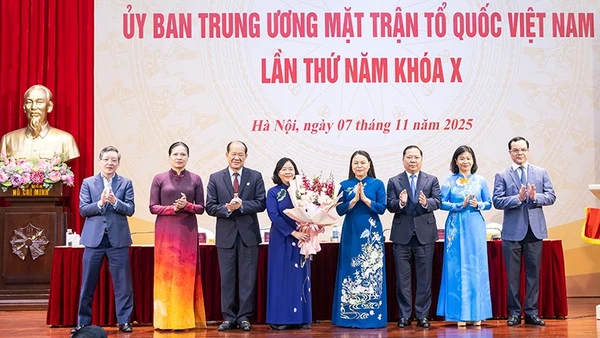 Đồng chí Bùi Thị Minh Hoài, Ủy viên Bộ Chính trị, Bí thư Trung ương Đảng, được hiệp thương cử giữ chức Chủ tịch Ủy ban Trung ương Mặt trận Tổ quốc Việt Nam khóa X.