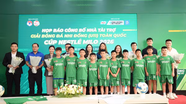 Các cầu thủ thủ nhí cùng các đại biểu chụp hình lưu niệm tại buổi họp báo. 