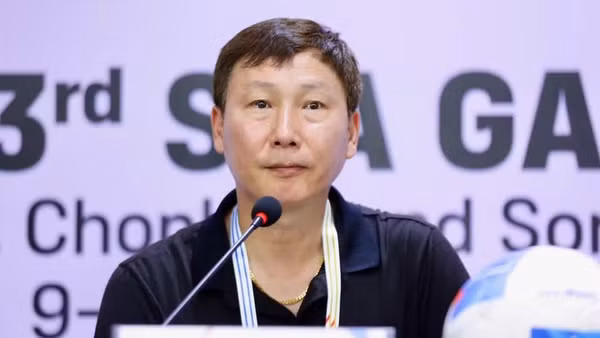 Huấn luyện viên Kim Sang Sik trong buổi họp báo tại SEA Games 33. (Ảnh: VFF)