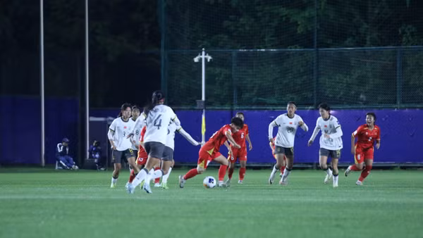 U17 nữ Việt Nam (áo đỏ) không thể gây bất ngờ trước chủ nhà U17 nữ Trung Quốc. (Ảnh: VFF)