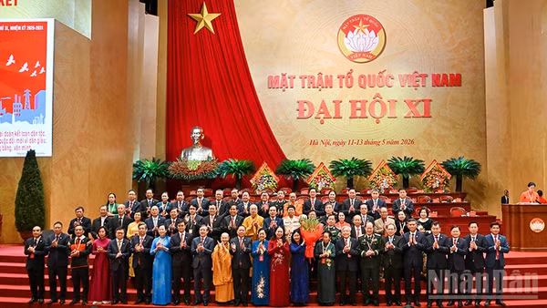 Đồng chí Bùi Thị Minh Hoài, Đoàn Chủ tịch Ủy ban Trung ương Mặt trận Tổ quốc Việt Nam khóa XI cùng các đồng chí Lãnh đạo Đảng, Nhà nước tại phiên bế mạc Đại hội.