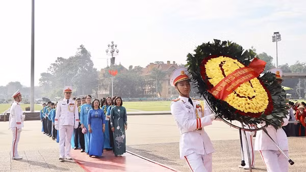 Đoàn đại biểu Liên đoàn Lao động tỉnh Thái Nguyên vào Lăng viếng Chủ tịch Hồ Chí Minh.