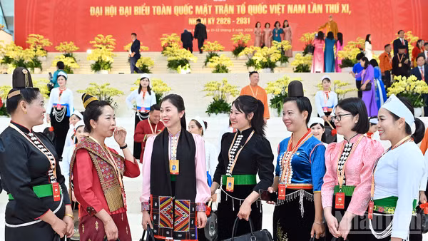 Các nữ đại biểu thuộc nhiều dân tộc trò chuyện bên hành lang Đại hội.