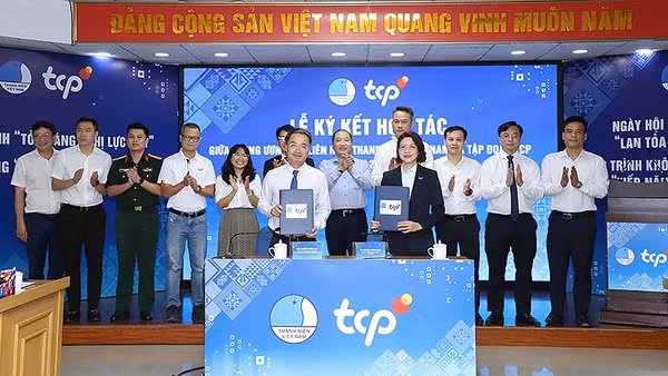 Đại diện Trung ương Hội Liên hiệp Thanh niên Việt Nam và Tập đoàn TCP trao biên bản ký kết thỏa thuận hợp tác.