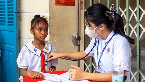 Y, bác sĩ tình nguyện khám sức khỏe cho thiếu nhi Raglai hoàn cảnh khó khăn tại địa phương.