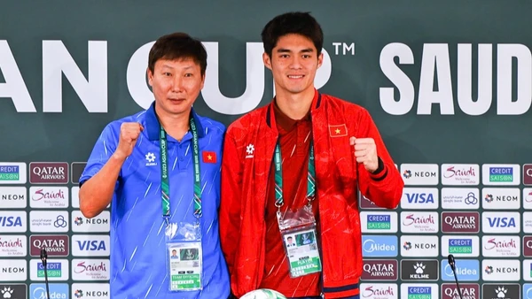 Huấn luyện viên Kim Sang Sik và thủ thành Trần Trung Kiên tại buổi họp báo diễn ra chiều 19/1. (Ảnh: VFF)