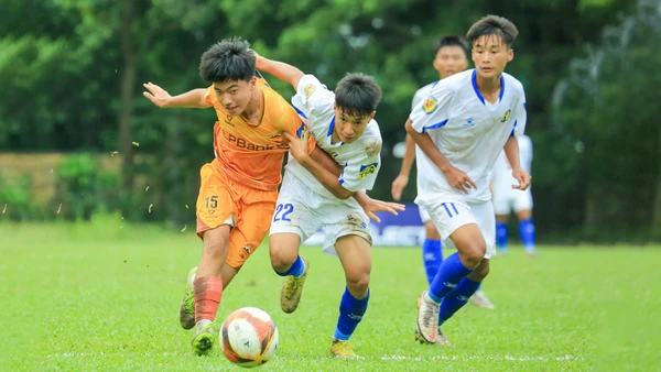 U17 Sông Lam Nghệ An (áo trắng) chiến thắng U17 LPBank Hoàng Anh Gia Lai để tiến vào tứ kết. (Ảnh: VFF)