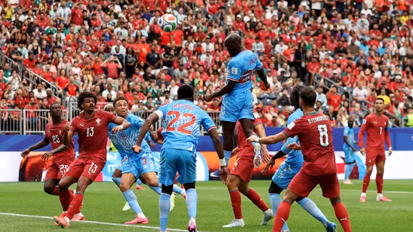 Yoane Wissa đánh đầu mang về bàn gỡ hòa cho Cộng hòa Dân chủ Congo. (Ảnh: FIFA)