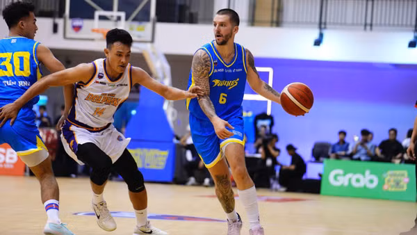 Dakota Zinser bung sức ở hiệp 4 giúp Ho Chi Minh City Wings ấn định cục diện. 