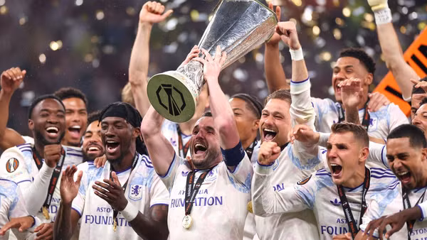 Các cầu thủ Aston Villa ăn mừng cùng chiếc cúp vô địch Europa League. (Ảnh: AVFC)