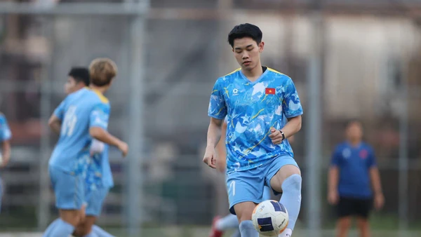 Tiền đạo Nguyễn Đình Bắc cùng các đồng đội U22 Việt Nam hướng tới chiến thắng trước U22 Lào. (Ảnh: VFF)