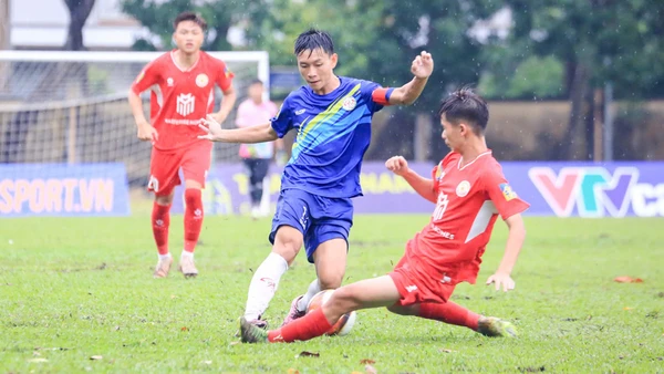 U17 PVF-Công an nhân dân (áo đỏ) giành vé vào tứ kết Giải bóng đá vô địch U17 quốc gia 2025. (Ảnh: VFF)