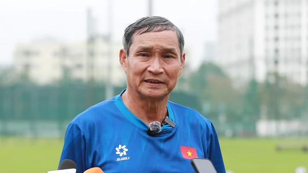 Huấn luyện viên Mai Đức Chung trả lời phỏng vấn tại buổi tập ngày 26/2. (Ảnh: VFF)