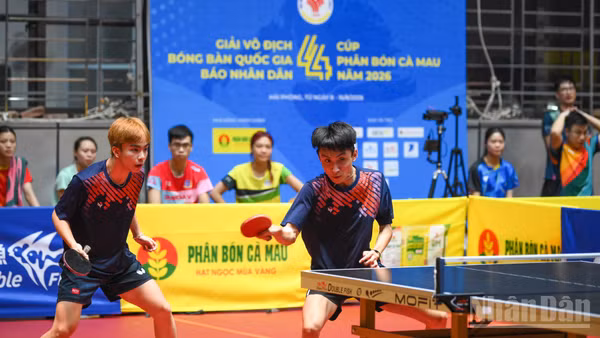 Cặp đôi nam của Hải Phòng 1 (phải) và Hải Phòng 2 tranh tài quyết liệt. (Ảnh: THẾ ĐẠI)