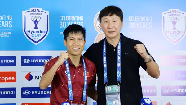 Huấn luyện viên Kim Sang Sik cùng Cầu thủ xuất sắc nhất trận đấu - Nguyễn Văn Vĩ tại buổi họp báo sau trận thắng 3-0 Indonesia. (Ảnh: VFF)