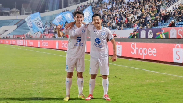Văn Vĩ (phải) ăn mừng bàn thắng duy nhất của Nam Định. (Ảnh: Nam Định FC)
