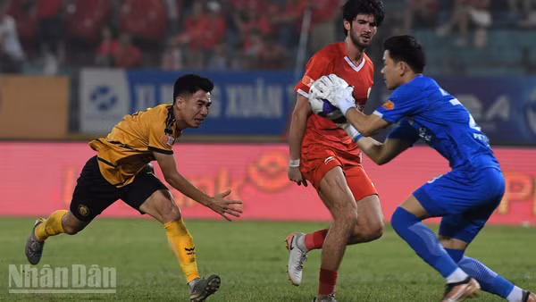 Đông Á Thanh Hóa (áo vàng) không thể vượt qua chủ nhà Thể Công Viettel. (Ảnh: TRẦN HẢI)