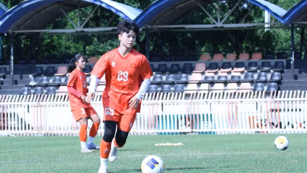 Các tuyển thủ U20 nữ Việt Nam nỗ lực dưới thời tiết nắng nóng. (Ảnh: VFF)