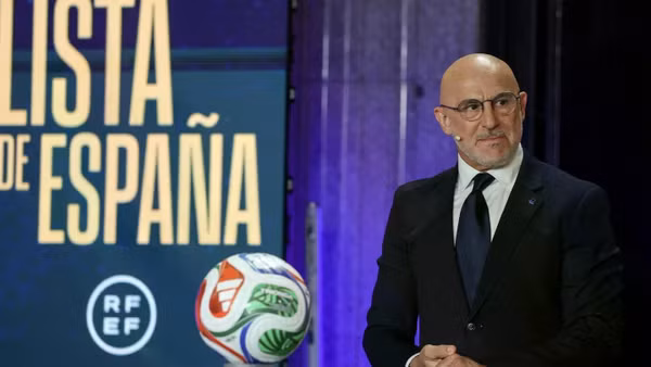 Huấn luyện viên Luis de la Fuente trong buổi họp báo công bố danh sách đội tuyển Tây Ban Nha dự World Cup 2026 (Ảnh: RFEF) 