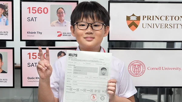 Trần Đình Hoàng Phúc với chứng nhận IELTS 8.0 của mình.