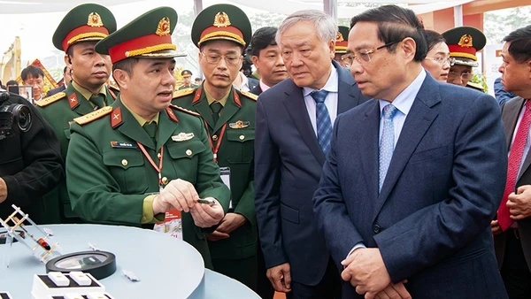 Thủ tướng Chính phủ Phạm Minh Chính và các đồng chí lãnh đạo Đảng, Nhà nước tham quan các khu vực bên lề lễ khởi công nhà máy chế tạo chip bán dẫn Hòa Lạc.