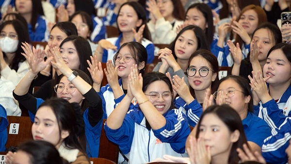 Đông đảo sinh viên đến tham gia tọa đàm.