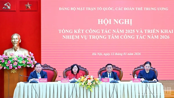 Các đồng chí chủ trì hội nghị.