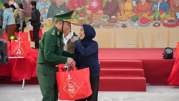 Cán bộ, chiến sĩ biên phòng trao quà tặng bà con nhân dân trong khuôn khổ chiến dịch "Chung vị Tết Việt-Gắn kết muôn miền" tại Đắk Lắk.