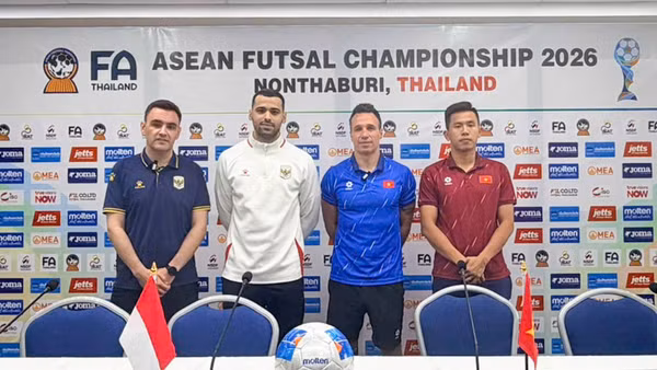 Huấn luyện viên trưởng và đại diện cầu thủ của đội tuyển futsal Việt Nam và Indonesia. (Ảnh: VFF)