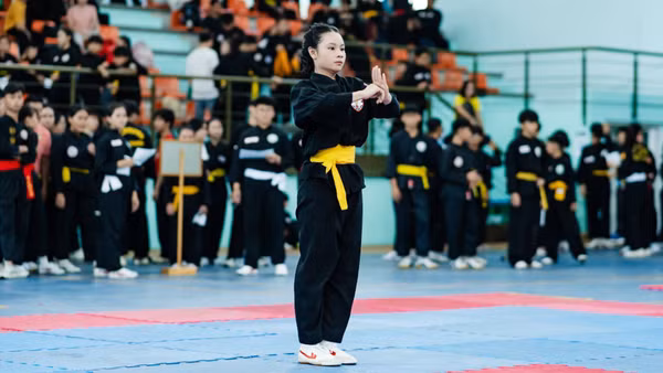 Các Vận động viên thi đấu nội dung quyền thuật khối trung học cơ sở sau buổi khai mạc.