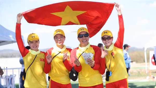Các tay chèo xuất sắc của Việt Nam giành Huy chương Vàng. 