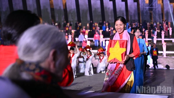 Người nhà đón nhận di ảnh liệt sĩ đã được phục dựng tại chương trình "Hành trình bất tử" do Đoàn Thanh niên thành phố Hà Nội tổ chức.