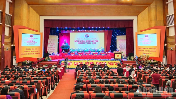 Toàn cảnh phiên làm việc thứ nhất của Đại hội.