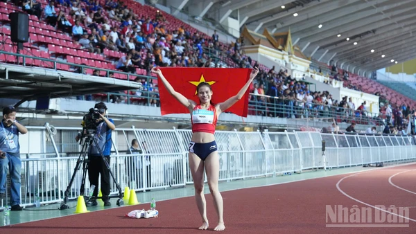 Nguyễn Thị Ngọc mang về tấm Huy chương Vàng quý giá ở môn điền kinh, nội dung 400m nữ. (Ảnh: HOÀNG MINH)