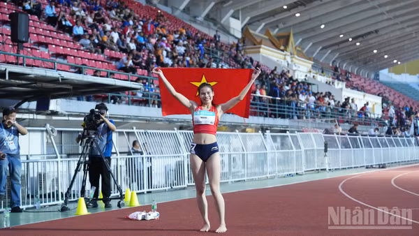 Nguyễn Thị Ngọc mang về tấm Huy chương Vàng quý giá ở môn điền kinh, nội dung 400m nữ. (Ảnh: HOÀNG MINH)