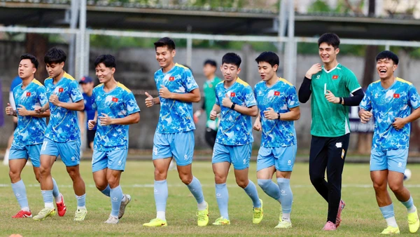 Các cầu thủ U22 Việt Nam hào hứng trên sân tập. (Ảnh: VFF)