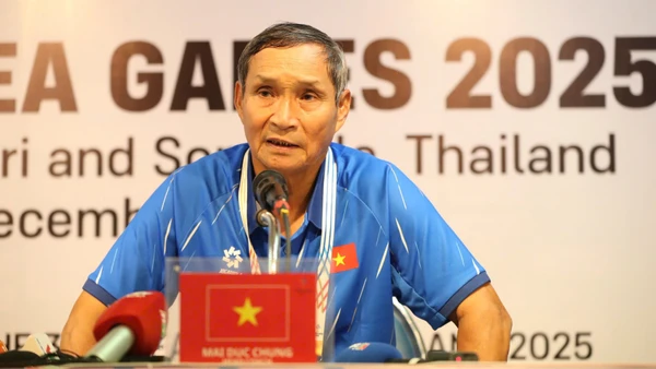 Huấn luyện viên Mai Đức Chung tại buổi họp báo sau trận thua 0-1 trước đội tuyển nữ Philippines. 